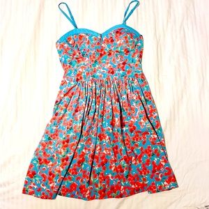 Floral dress with underwire, adjustable straps and pockets!
